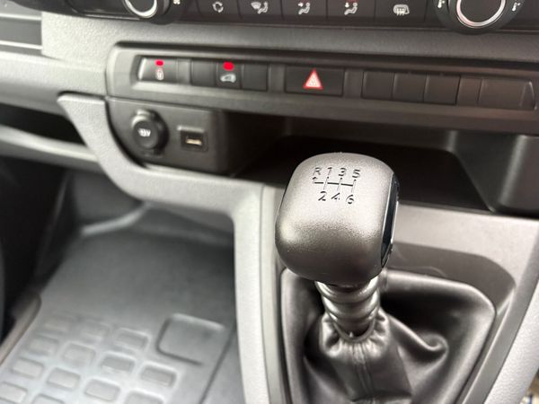 Vauxhall Vivaro LWB 387680038