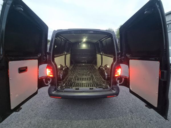 Volkswagen Transporter 2020 387714332