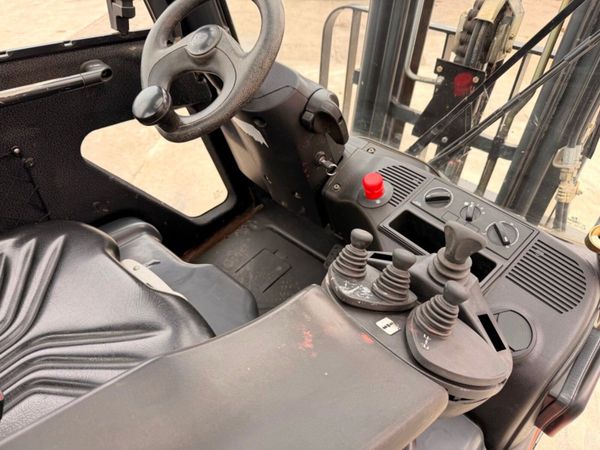2012 LINDE 1.5 TON ELECTRIC FORKLIFT...2,700 hrs 387871212