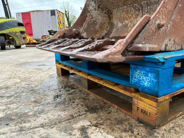 36"  DIGGING BUCKET......45mm PINS.......1083p. 388057831