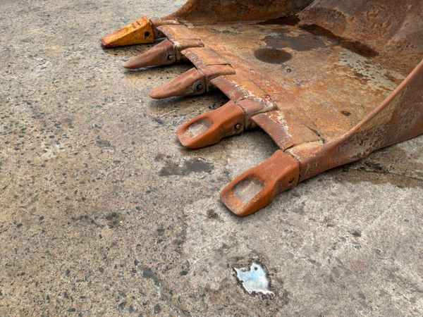 48"  DIGGING BUCKET.......80mm PINS.........48EC 388058116