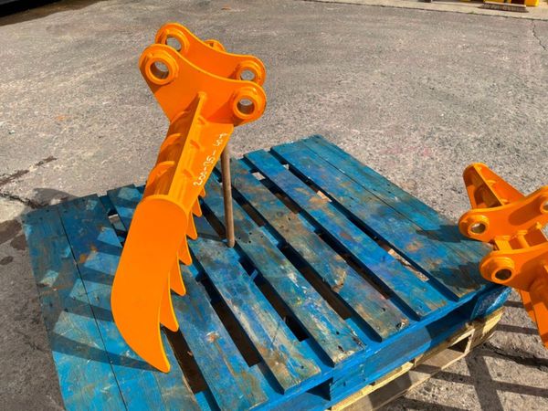 UNUSED 38" LAWN / STONE  RAKE......40mm PIN.....19 388299891