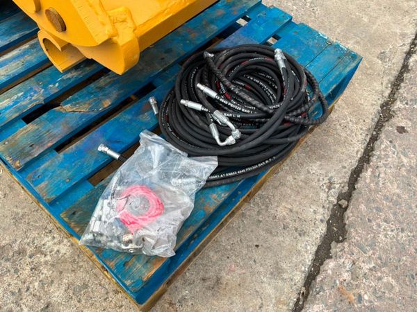 UNUSED HYDRAULIC HITCH...100/90mm PINS....2236. 388226317