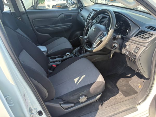 Mitsubishi L200 388594558