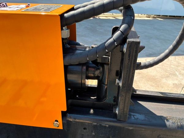 UNUSED SKID STEER LOG SPLITTER........2118d. 388502727