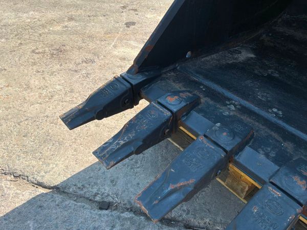 UNUSED 36" GEITH DIGGING BUCKET....80mm...1349. 388638893