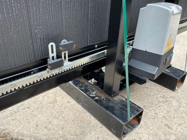 UNUSED 4.0mts ELECTRIC SLIDING GATE........1792t. 388704288