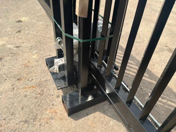 13ft ELECTRIC / REMOTE SLIDING GATE.......1793t 388723091