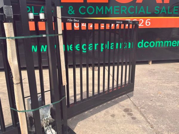 13ft ELECTRIC / REMOTE SLIDING GATE.......1793t 388723094