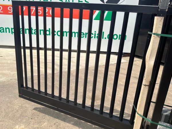 13ft ELECTRIC / REMOTE SLIDING GATE.......1793t 388723095