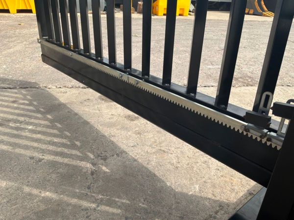 13ft ELECTRIC / REMOTE SLIDING GATE.......1793t 388723099