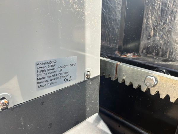13ft ELECTRIC / REMOTE SLIDING GATE.......1793t 388723100