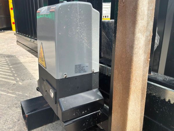 13ft ELECTRIC / REMOTE SLIDING GATE.......1793t 388723101