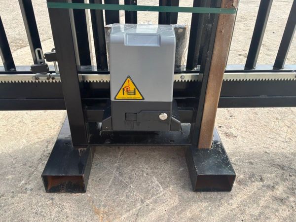 13ft ELECTRIC / REMOTE SLIDING GATE.......1793t 388723102