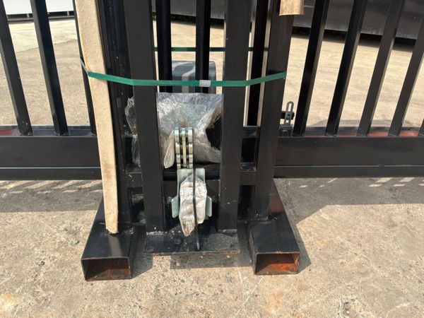 13ft ELECTRIC / REMOTE SLIDING GATE.......1793t 388723108