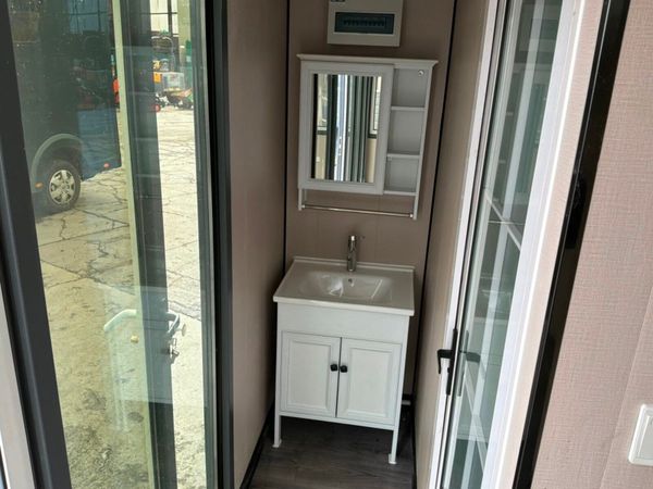 GARDEN ROOM  ACCOMMODATION POD.......2146. 389070389