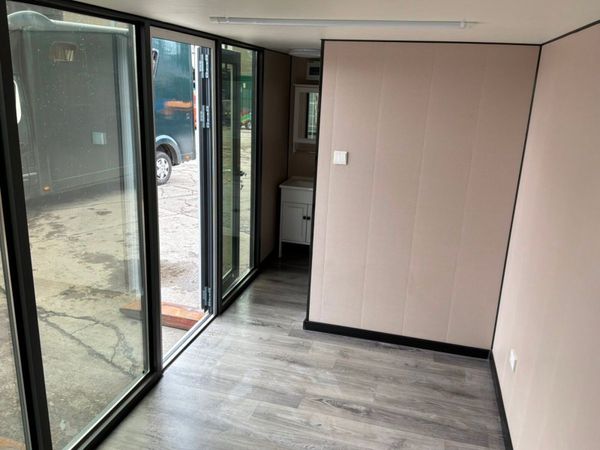 GARDEN ROOM  ACCOMMODATION POD.......2146. 389070399