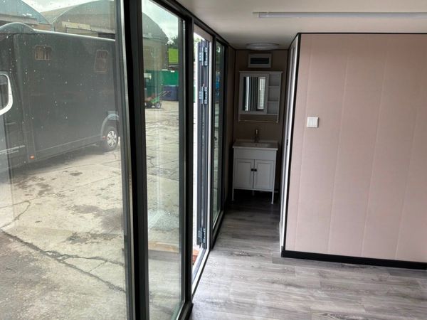 GARDEN ROOM  ACCOMMODATION POD.......2146. 389070401