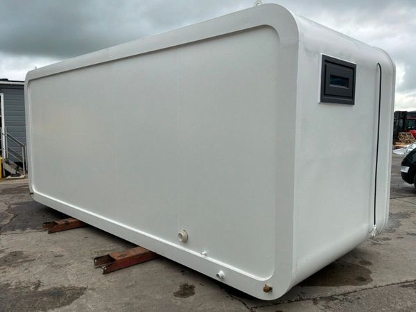 GARDEN ROOM  ACCOMMODATION POD.......2146. 389070402