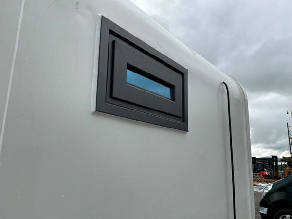GARDEN ROOM  ACCOMMODATION POD.......2146. 389070406