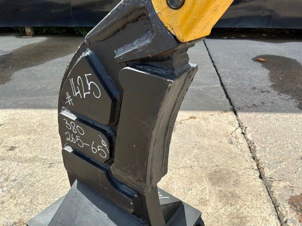 UNUSED RIPPER TOOTH.......65mm PINS........1425. 389165721
