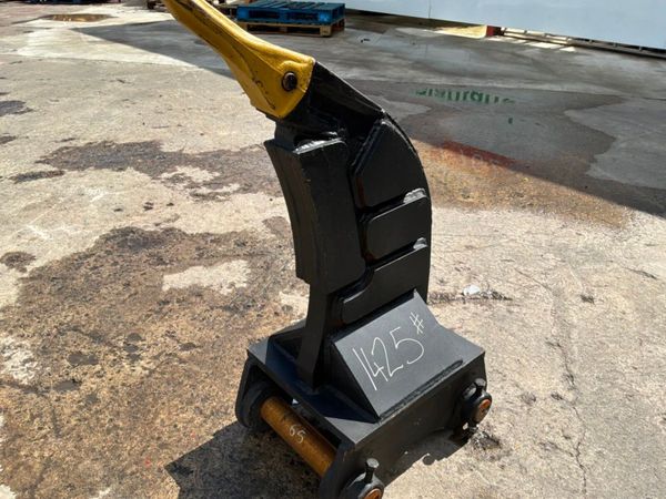 UNUSED RIPPER TOOTH.......65mm PINS........1425. 389165732