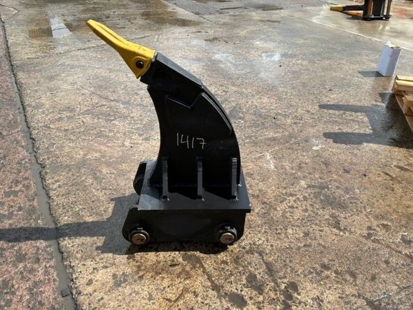 UNUSED RIPPER TOOTH......65mm PINS........1417. 389101501