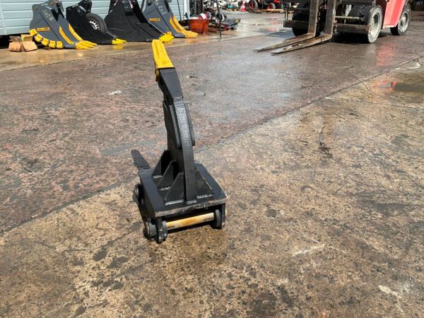 UNUSED RIPPER TOOTH......65mm PINS........1417. 389101504
