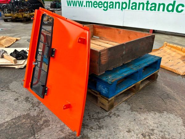 UNUSED DOOSAN DL350-5 LOADER ACCESS PANEL. 389363788
