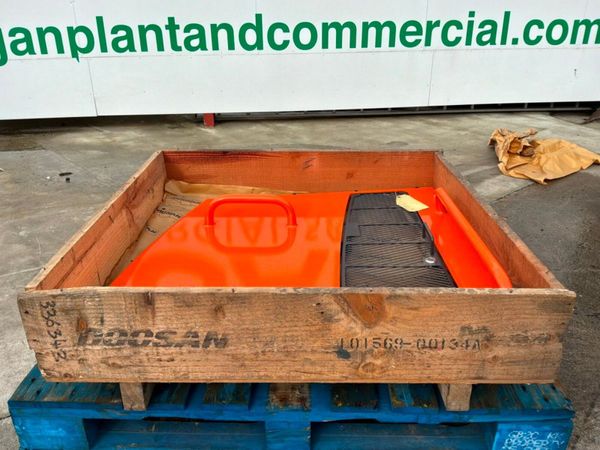 UNUSED DOOSAN DL350-5 LOADER ACCESS PANEL. 389363790