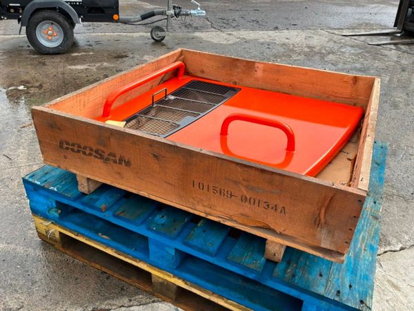 UNUSED DOOSAN DL350-5 LOADER ACCESS PANEL. 389363792