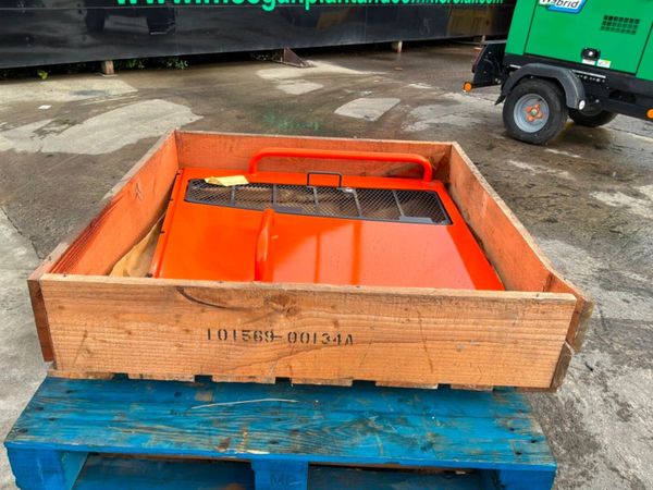 UNUSED DOOSAN DL350-5 LOADER ACCESS PANEL. 389363793