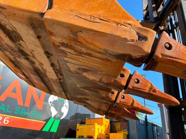 72" VOLVO DIGGING BUCKET......100mm PINS....2200m. 389578943