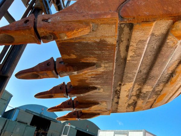 72" VOLVO DIGGING BUCKET......100mm PINS....2200m. 389578937