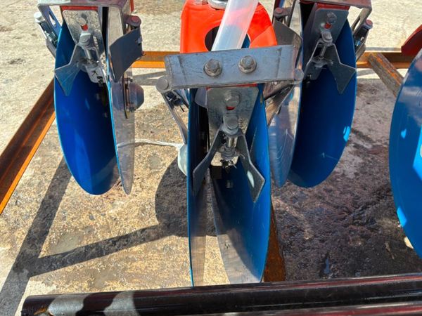 UNUSED 7 ROW GROUND DRIVE  PLANTER....1200m 389596991