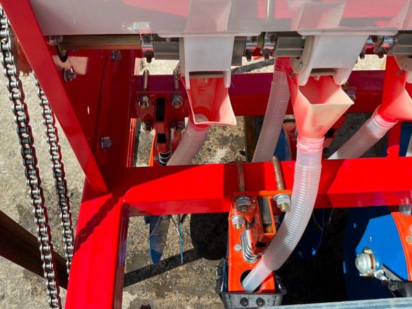 UNUSED 7 ROW GROUND DRIVE  PLANTER....1200m 389596994
