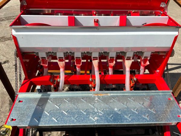 UNUSED 7 ROW GROUND DRIVE  PLANTER....1200m 389596997