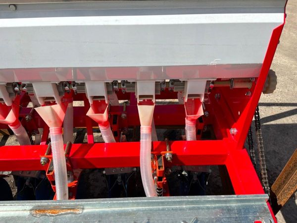 UNUSED 7 ROW GROUND DRIVE  PLANTER....1200m 389596999