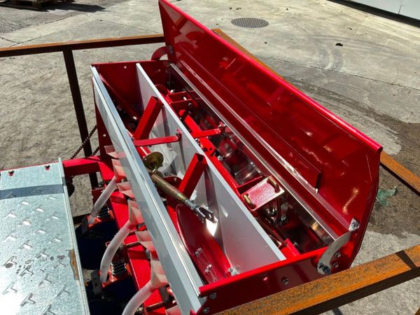 UNUSED 7 ROW GROUND DRIVE  PLANTER....1200m 389597002