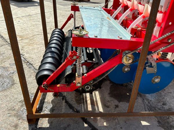 UNUSED 7 ROW GROUND DRIVE  PLANTER....1200m 389597011