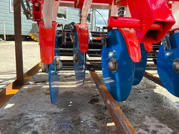 UNUSED 7 ROW GROUND DRIVE  PLANTER....1200m 389597013