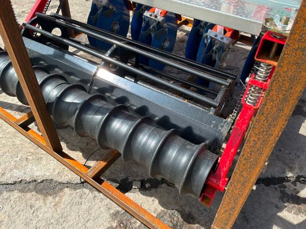 UNUSED 7 ROW GROUND DRIVE  PLANTER....1200m 389597014