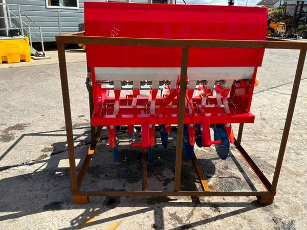 UNUSED 7 ROW GROUND DRIVE  PLANTER....1200m 389597016