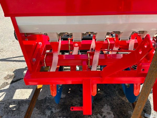 UNUSED 7 ROW GROUND DRIVE  PLANTER....1200m 389597018