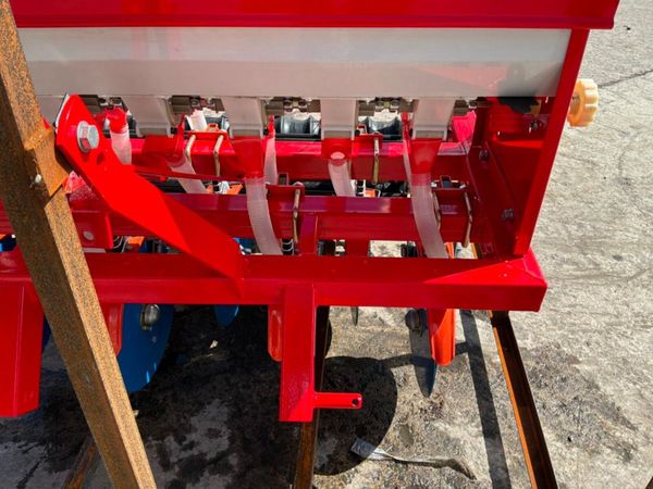 UNUSED 7 ROW GROUND DRIVE  PLANTER....1200m 389597019
