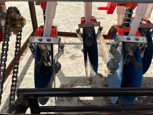 UNUSED 9 ROW GROUND DRIVEN SEED PLANTER. 389597124
