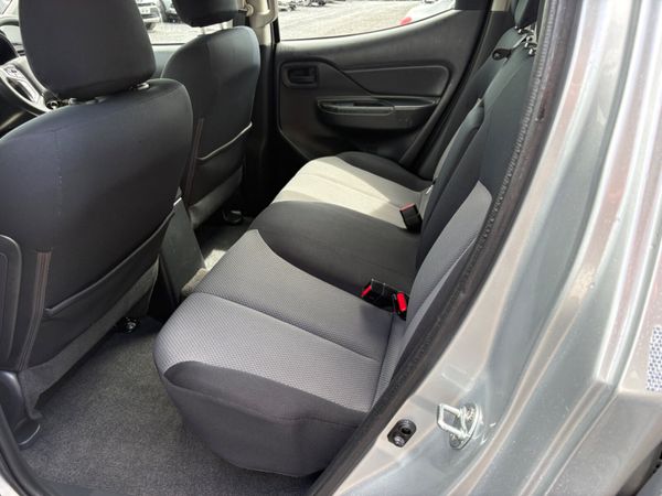 Mitsubishi L200 389674024