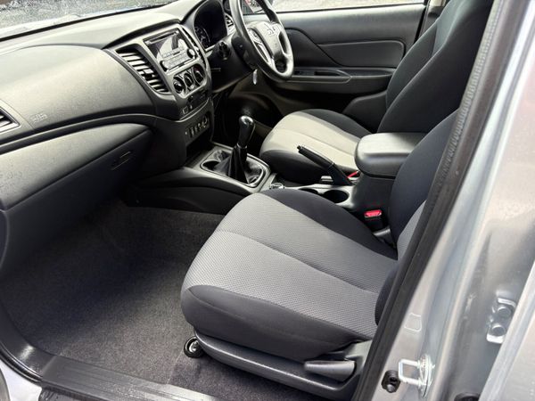 Mitsubishi L200 389674026