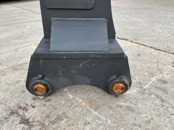 Unused Ripper tooth.........80mm pins............. 389675055