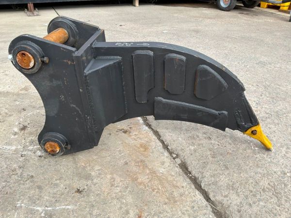 Unused Ripper tooth.........80mm pins............. 389675080